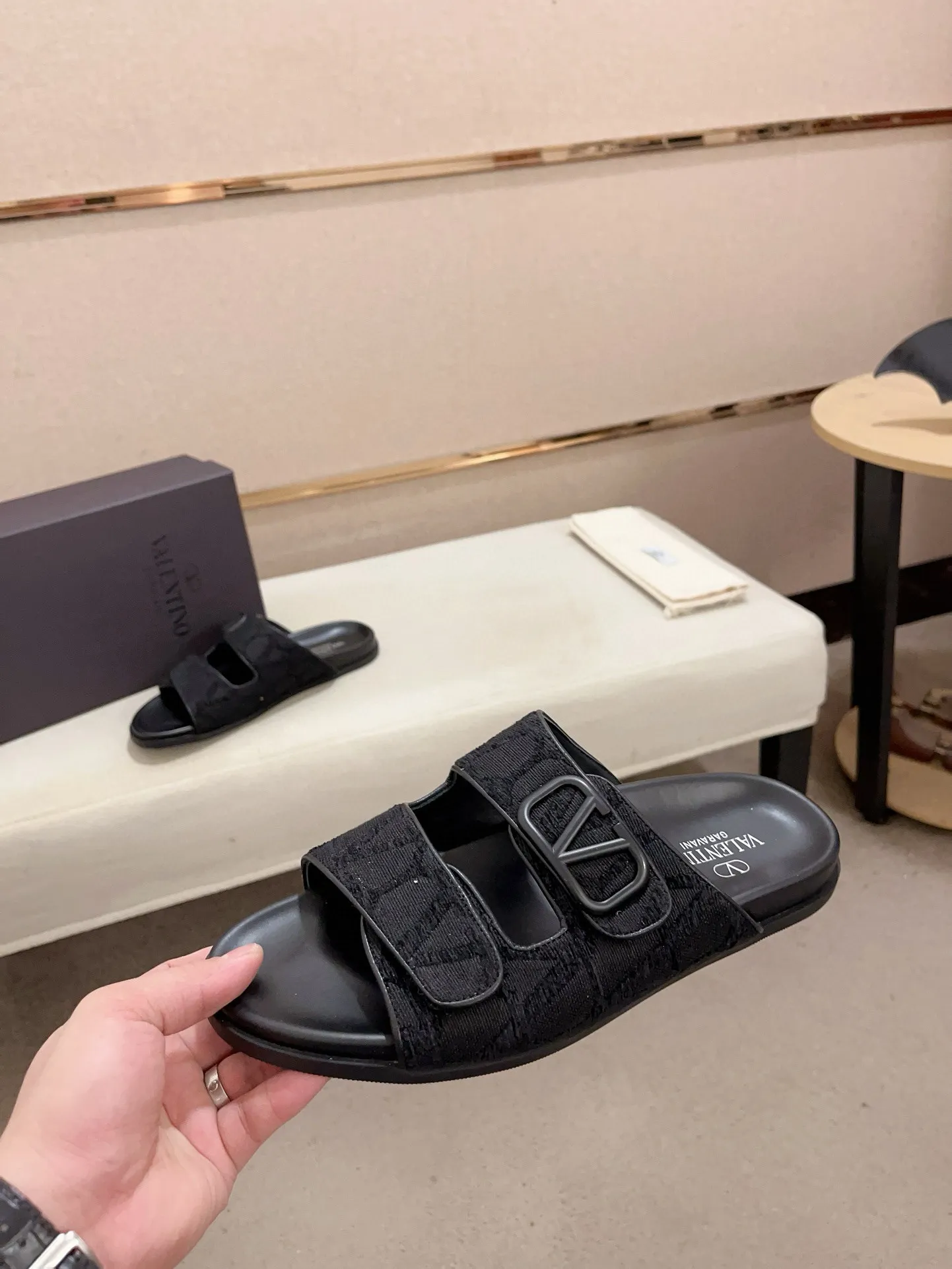 Men's shoes💰: 440💰[Valentino] New men's boutique slippers, counter quality, classic plaid, the actual workmanship is quite complex🔰The uppers are made of imported fabrics➕🐑Sheepskin lining, which tests the craftsman's craftsmanship➕original PU outsole. Size: 38-44 (45 can be customized, non-refundable)